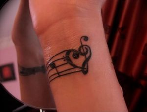 фото тату басовый ключ 01.05.2019 №016 - tattoo bass clef - tattoo-photo.ru