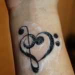 фото тату басовый ключ 01.05.2019 №040 - tattoo bass clef - tattoo-photo.ru
