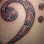 фото тату басовый ключ 01.05.2019 №041 - tattoo bass clef - tattoo-photo.ru