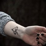 фото тату басовый ключ 01.05.2019 №047 - tattoo bass clef - tattoo-photo.ru