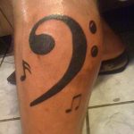 фото тату басовый ключ 01.05.2019 №075 - tattoo bass clef - tattoo-photo.ru