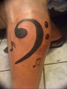 фото тату басовый ключ 01.05.2019 №075 - tattoo bass clef - tattoo-photo.ru