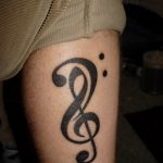 фото тату басовый ключ 01.05.2019 №082 - tattoo bass clef - tattoo-photo.ru