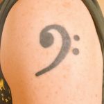 фото тату басовый ключ 01.05.2019 №089 - tattoo bass clef - tattoo-photo.ru