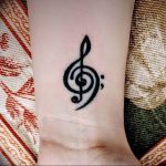 фото тату басовый ключ 01.05.2019 №108 - tattoo bass clef - tattoo-photo.ru