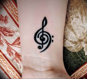 фото тату басовый ключ 01.05.2019 №108 - tattoo bass clef - tattoo-photo.ru