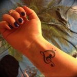 фото тату басовый ключ 01.05.2019 №116 - tattoo bass clef - tattoo-photo.ru