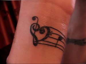 фото тату басовый ключ 01.05.2019 №176 - tattoo bass clef - tattoo-photo.ru