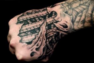 фото тату биомеханика на руке 06.04.2019 №019 - tattoo biomechanics on h - tattoo-photo.ru