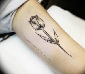 фото тату в виде тюльпана 06.04.2019 №001 - tulip tattoo - tattoo-photo.ru