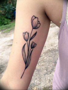 фото тату в виде тюльпана 06.04.2019 №008 - tulip tattoo - tattoo-photo.ru