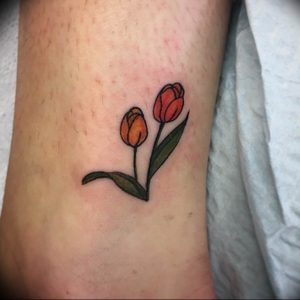 фото тату в виде тюльпана 06.04.2019 №011 - tulip tattoo - tattoo-photo.ru