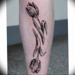 фото тату в виде тюльпана 06.04.2019 №014 - tulip tattoo - tattoo-photo.ru