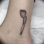 фото тату в виде тюльпана 06.04.2019 №016 - tulip tattoo - tattoo-photo.ru