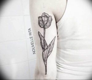 фото тату в виде тюльпана 06.04.2019 №017 - tulip tattoo - tattoo-photo.ru