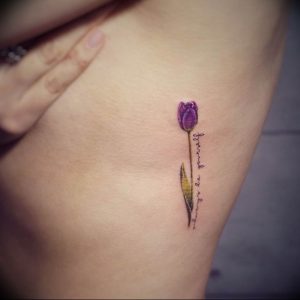 фото тату в виде тюльпана 06.04.2019 №018 - tulip tattoo - tattoo-photo.ru
