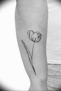 фото тату в виде тюльпана 06.04.2019 №022 - tulip tattoo - tattoo-photo.ru