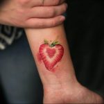 фото тату клубника 10.04.2019 №002 - strawberry tattoo - tattoo-photo.ru