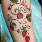 фото тату клубника 10.04.2019 №004 - strawberry tattoo - tattoo-photo.ru