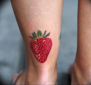 фото тату клубника 10.04.2019 №007 - strawberry tattoo - tattoo-photo.ru