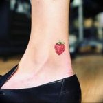 фото тату клубника 10.04.2019 №010 - strawberry tattoo - tattoo-photo.ru