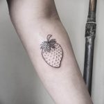 фото тату клубника 10.04.2019 №013 - strawberry tattoo - tattoo-photo.ru