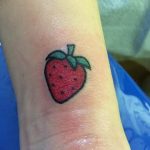 фото тату клубника 10.04.2019 №017 - strawberry tattoo - tattoo-photo.ru