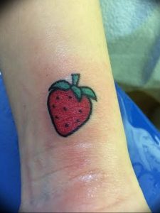 фото тату клубника 10.04.2019 №017 - strawberry tattoo - tattoo-photo.ru