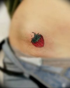 фото тату клубника 10.04.2019 №018 - strawberry tattoo - tattoo-photo.ru