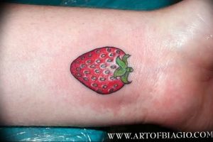 фото тату клубника 10.04.2019 №020 - strawberry tattoo - tattoo-photo.ru