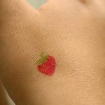 фото тату клубника 10.04.2019 №028 - strawberry tattoo - tattoo-photo.ru
