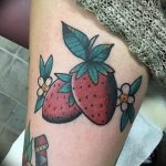 фото тату клубника 10.04.2019 №032 - strawberry tattoo - tattoo-photo.ru