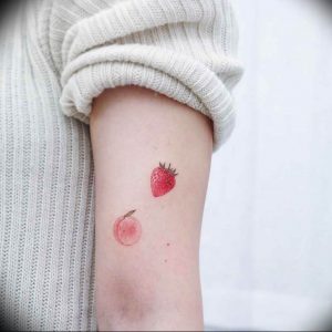 фото тату клубника 10.04.2019 №033 - strawberry tattoo - tattoo-photo.ru