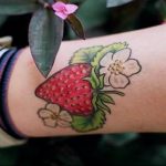 фото тату клубника 10.04.2019 №039 - strawberry tattoo - tattoo-photo.ru