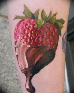 фото тату клубника 10.04.2019 №047 - strawberry tattoo - tattoo-photo.ru