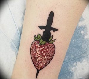фото тату клубника 10.04.2019 №048 - strawberry tattoo - tattoo-photo.ru