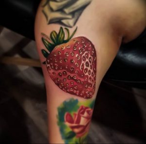 фото тату клубника 10.04.2019 №052 - strawberry tattoo - tattoo-photo.ru