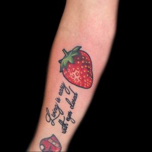 фото тату клубника 10.04.2019 №054 - strawberry tattoo - tattoo-photo.ru