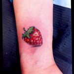 фото тату клубника 10.04.2019 №059 - strawberry tattoo - tattoo-photo.ru