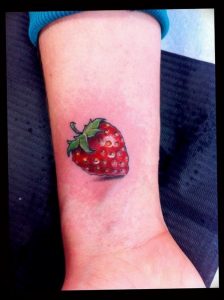 фото тату клубника 10.04.2019 №059 - strawberry tattoo - tattoo-photo.ru