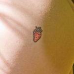фото тату клубника 10.04.2019 №061 - strawberry tattoo - tattoo-photo.ru