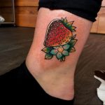 фото тату клубника 10.04.2019 №062 - strawberry tattoo - tattoo-photo.ru