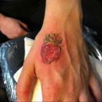 фото тату клубника 10.04.2019 №063 - strawberry tattoo - tattoo-photo.ru