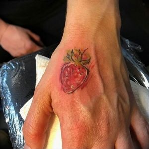 фото тату клубника 10.04.2019 №063 - strawberry tattoo - tattoo-photo.ru