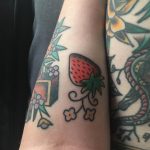 фото тату клубника 10.04.2019 №064 - strawberry tattoo - tattoo-photo.ru