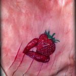 фото тату клубника 10.04.2019 №069 - strawberry tattoo - tattoo-photo.ru