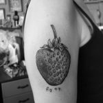 фото тату клубника 10.04.2019 №072 - strawberry tattoo - tattoo-photo.ru