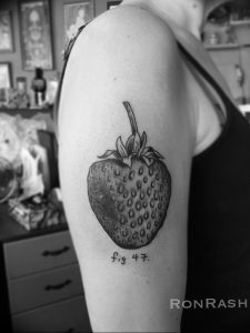 фото тату клубника 10.04.2019 №072 - strawberry tattoo - tattoo-photo.ru