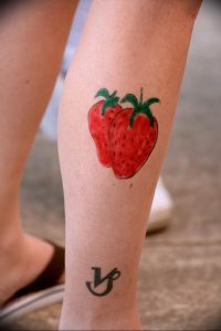 фото тату клубника 10.04.2019 №073 - strawberry tattoo - tattoo-photo.ru