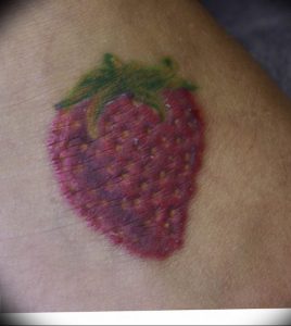 фото тату клубника 10.04.2019 №076 - strawberry tattoo - tattoo-photo.ru